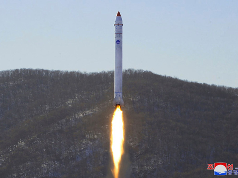 Dieses Foto zeigt angeblich den Test einer Rakete mit einem Testsatelliten auf dem Sohae-Satellitenstartplatz in Nordkorea. Das Bild wurde von der staatlichen Nachrichtenagentur KCNA zur Verfügung gestellt, sein Inhalt kann nicht unabhängig verifiziert werden. - Foto: Uncredited/KCNA via KNS/AP