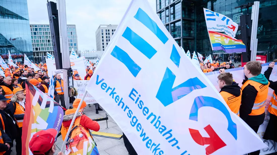 Eine Demonstration der Eisenbahn- und Verkehrsgewerkschaft (EVG) vor dem Berliner Hauptbahnhof. - Bild: Annette Riedl/dpa
