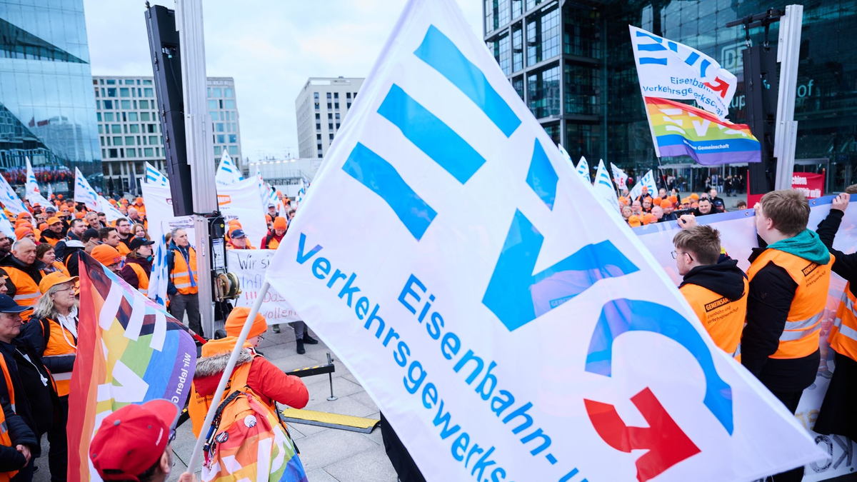 Eine Demonstration der Eisenbahn- und Verkehrsgewerkschaft (EVG) vor dem Berliner Hauptbahnhof. - Foto: Annette Riedl/dpa