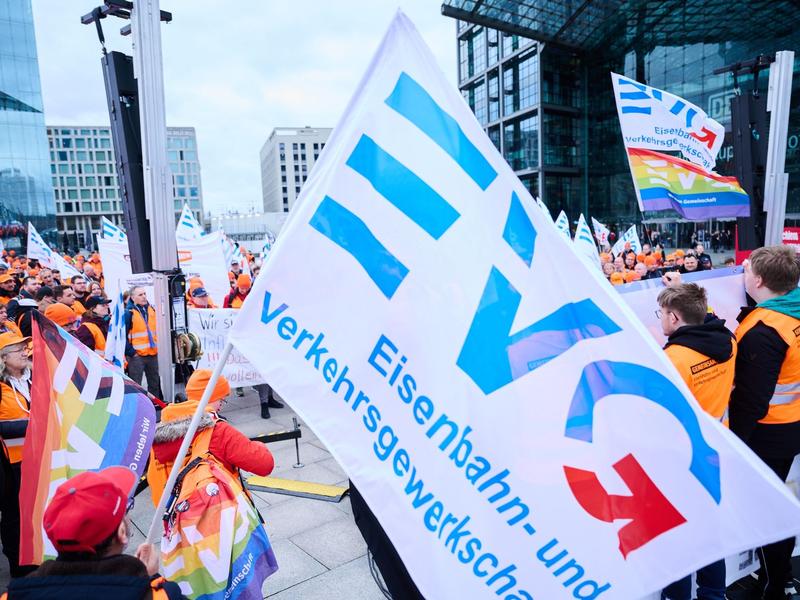 Eine Demonstration der Eisenbahn- und Verkehrsgewerkschaft (EVG) vor dem Berliner Hauptbahnhof. - Foto: Annette Riedl/dpa