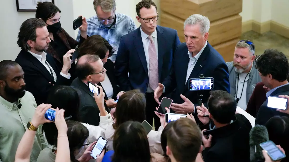 Kevin McCarthy (M-r), Sprecher des Repräsentantenhauses, hat sich im Schuldenstreit mit US-Präsident Joe Biden auf einen Deal geeinigt. - Bild: Patrick Semansky/AP/dpa