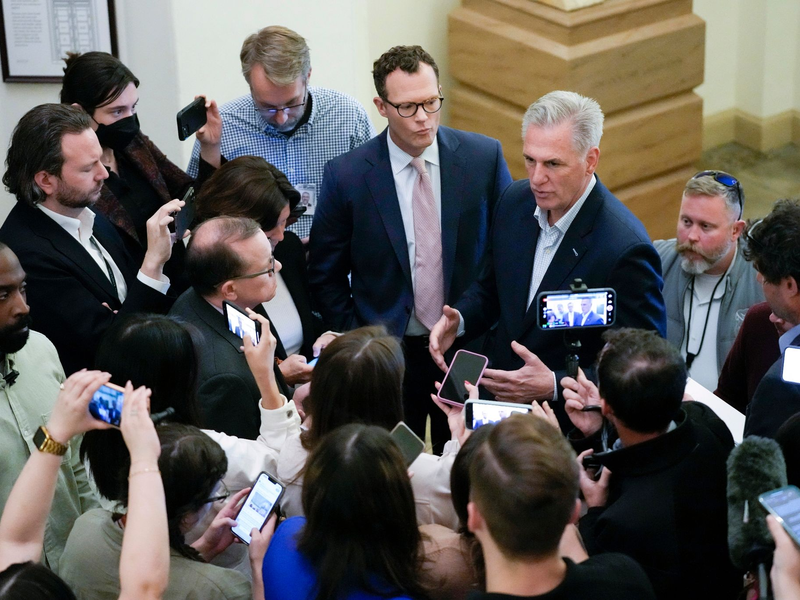Kevin McCarthy (M-r), Sprecher des Repräsentantenhauses, hat sich im Schuldenstreit mit US-Präsident Joe Biden auf einen Deal geeinigt. - Foto: Patrick Semansky/AP/dpa