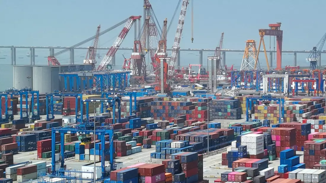 Schiffscontainer auf einem Dock am Hafen von Nantong in der ostchinesischen Provinz Jiangsu. - Bild: Uncredited/CHINATOPIX/AP/dpa