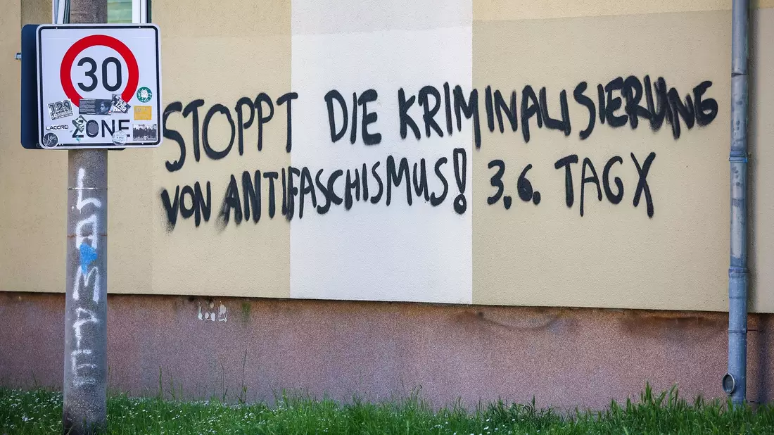 Ein Graffiti prangt an einem Wohnhaus im Leipziger Süden. - Bild: Jan Woitas/dpa