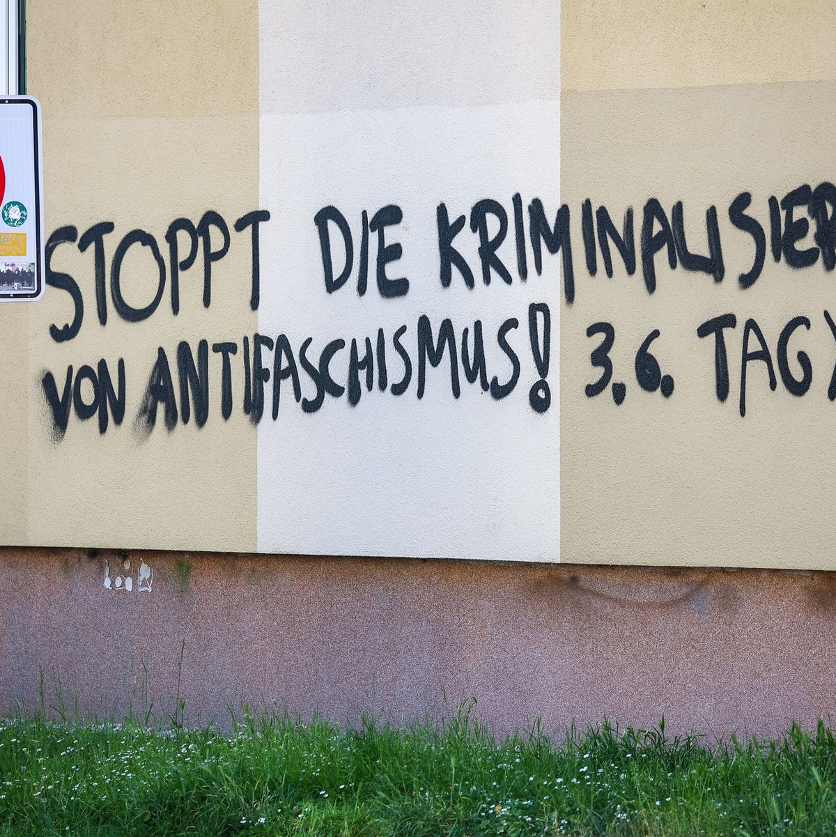 Ein Graffiti prangt an einem Wohnhaus im Leipziger Süden. - Foto: Jan Woitas/dpa