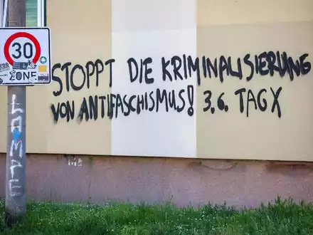 Ein Graffiti prangt an einem Wohnhaus im Leipziger Süden. - Foto: Jan Woitas/dpa