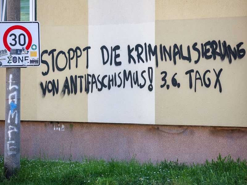 Ein Graffiti prangt an einem Wohnhaus im Leipziger Süden. - Foto: Jan Woitas/dpa