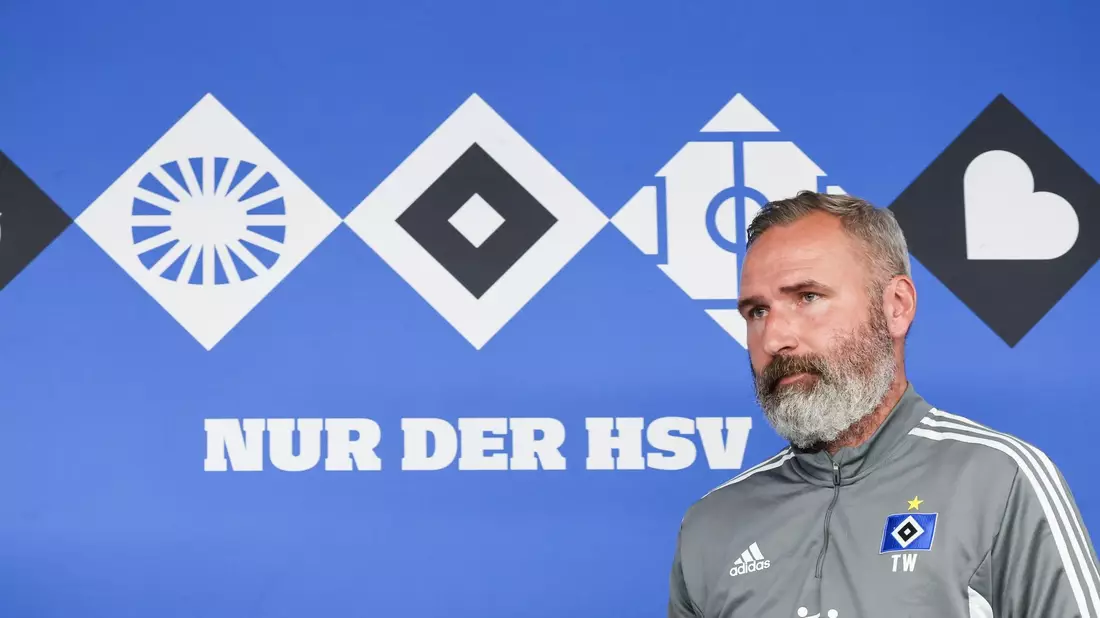 Erwartet mit seinem Team zum Liga-Start den FC Schalke 04: HSV-Coach Tim Walter. - Bild: Christian Charisius/dpa