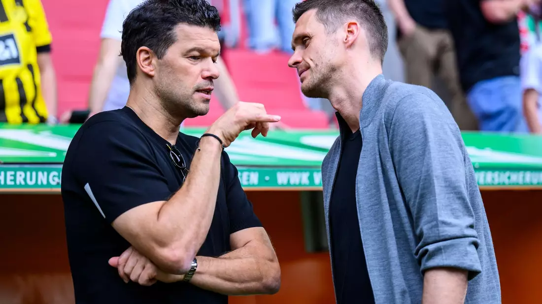 Michael Ballack (l) spricht mit BVB-Sportdirektor Sebastian Kehl. - Bild: Tom Weller/dpa