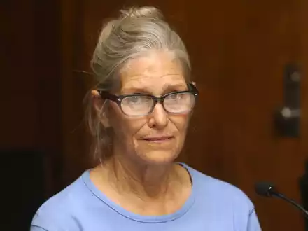 Leslie Van Houten bei ihrer Bewährungsanhörung im kalifornischen Corona. - Foto: Stan Lim/Pool Los Angeles Daily News/AP/dpa