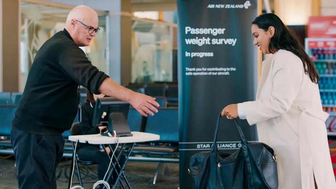 Die nationale neuseeländische Fluggesellschaft bittet die Passagiere, sich auf die Waage zu stellen, bevor sie an Bord internationaler Flüge gehen. - Bild: Uncredited/Air New Zealand/AP/dpa