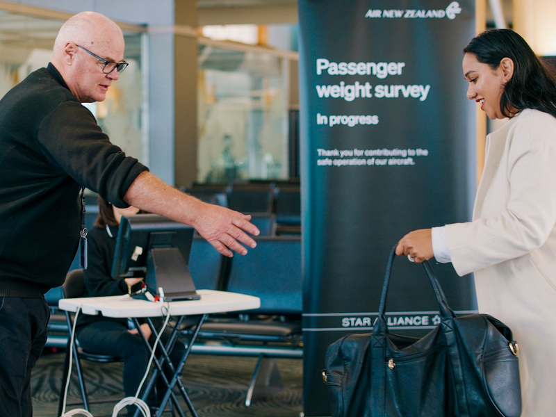 Die nationale neuseeländische Fluggesellschaft bittet die Passagiere, sich auf die Waage zu stellen, bevor sie an Bord internationaler Flüge gehen. - Foto: Uncredited/Air New Zealand/AP/dpa