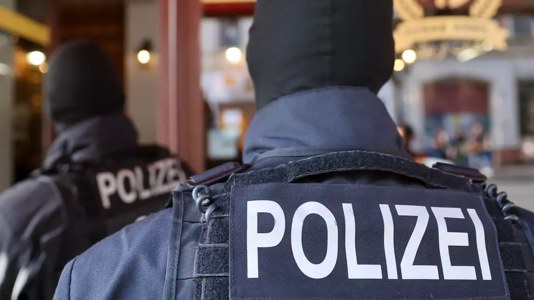 Polizeibeamte führen in Leipzig eine Razzia durch. - Bild: Jan Woitas/dpa