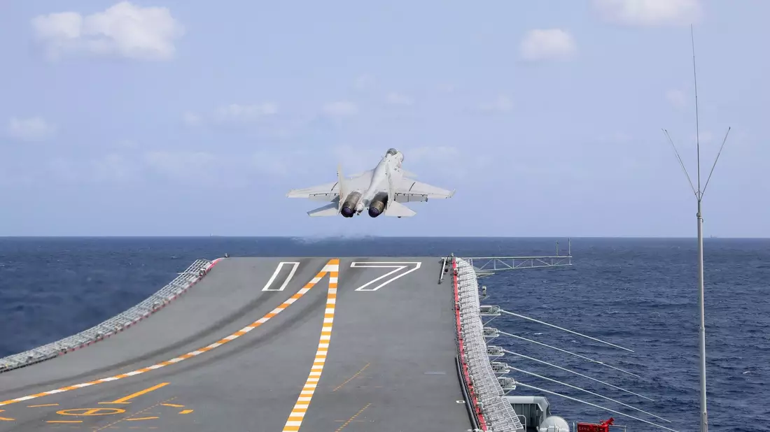 Ein chinesischer Kampfjet startet vom Flugzeugträger Shandong. (Symbolbild) - Bild: Uncredited/CCTV/Xinhua/AP/dpa