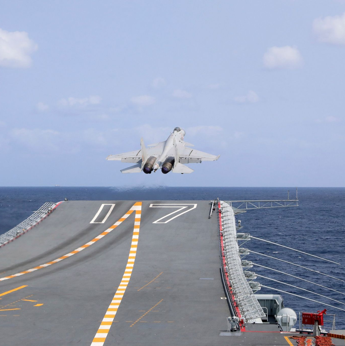 Ein chinesischer Kampfjet startet vom Flugzeugträger Shandong. (Symbolbild) - Foto: Uncredited/CCTV/Xinhua/AP/dpa