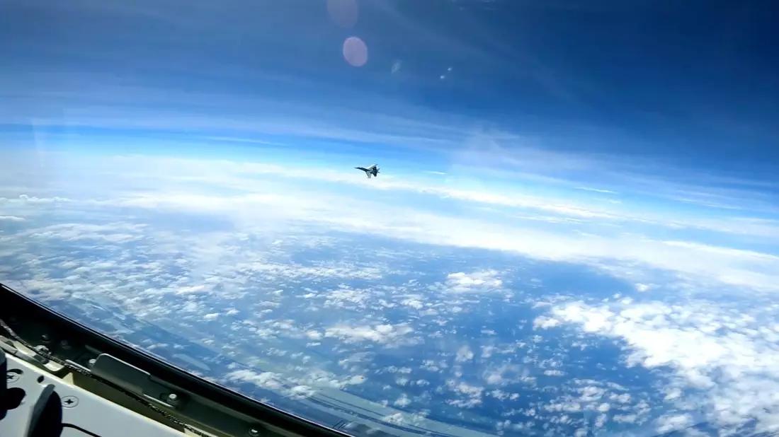 Auf diesem Standbild aus einem von der US-Marine zur Verfügung gestellten Video fliegt ein chinesisches J-16-Kampfflugzeug am Freitag nahe an ein US-Flugzeug vom Typ RC-135 heran, das im internationalen Luftraum über dem Südchinesischen Meer fliegt. - Bild: Uncredited/U.S. Navy/AP