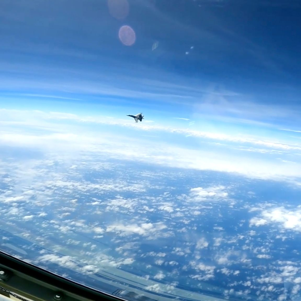 Auf diesem Standbild aus einem von der US-Marine zur Verfügung gestellten Video fliegt ein chinesisches J-16-Kampfflugzeug am Freitag nahe an ein US-Flugzeug vom Typ RC-135 heran, das im internationalen Luftraum über dem Südchinesischen Meer fliegt. - Foto: Uncredited/U.S. Navy/AP
