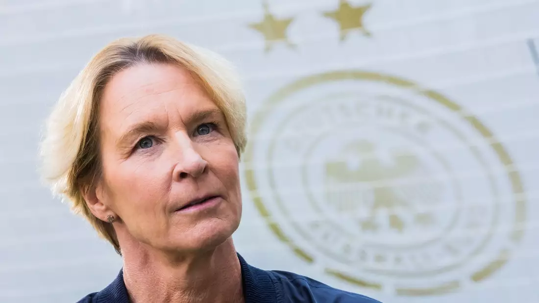 Muss bei der WM-Vorbereitung weiter auf Gulia Gwinn verzichten: Bundestrainerin Martina Voss-Tecklenburg. - Bild: Christoph Soeder/dpa