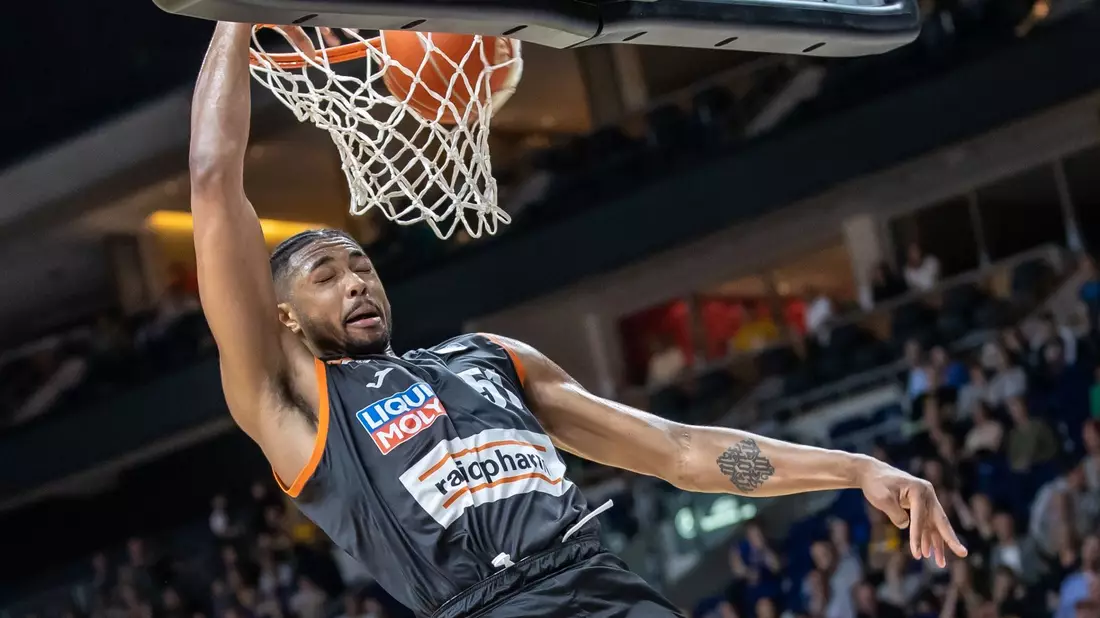 Plötzlich Favorit im Meisterschaftsrennen: Ulms Bruno Caboclo dunkt den Ball durch die Reuse. - Bild: Andreas Gora/dpa