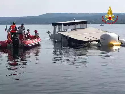 Einsatzkräfte der Feuerwehr holen das gesunkene Boot auf dem Lago Maggiore mit Ballons an die Oberfläche. - Foto: -/Vigili del Fuoco/dpa