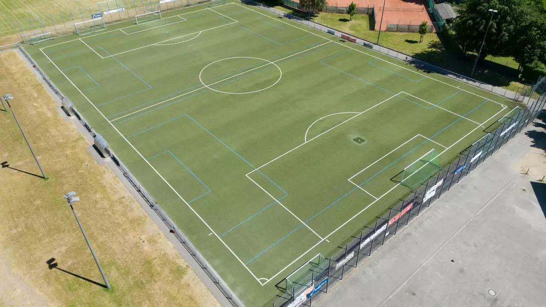Das Spielfeld des SV Viktoria Preußen e.V. im Frankfurter Stadtteil Eckenheim: Hier kam es zu Gewalt. - Bild: Boris Roessler/dpa
