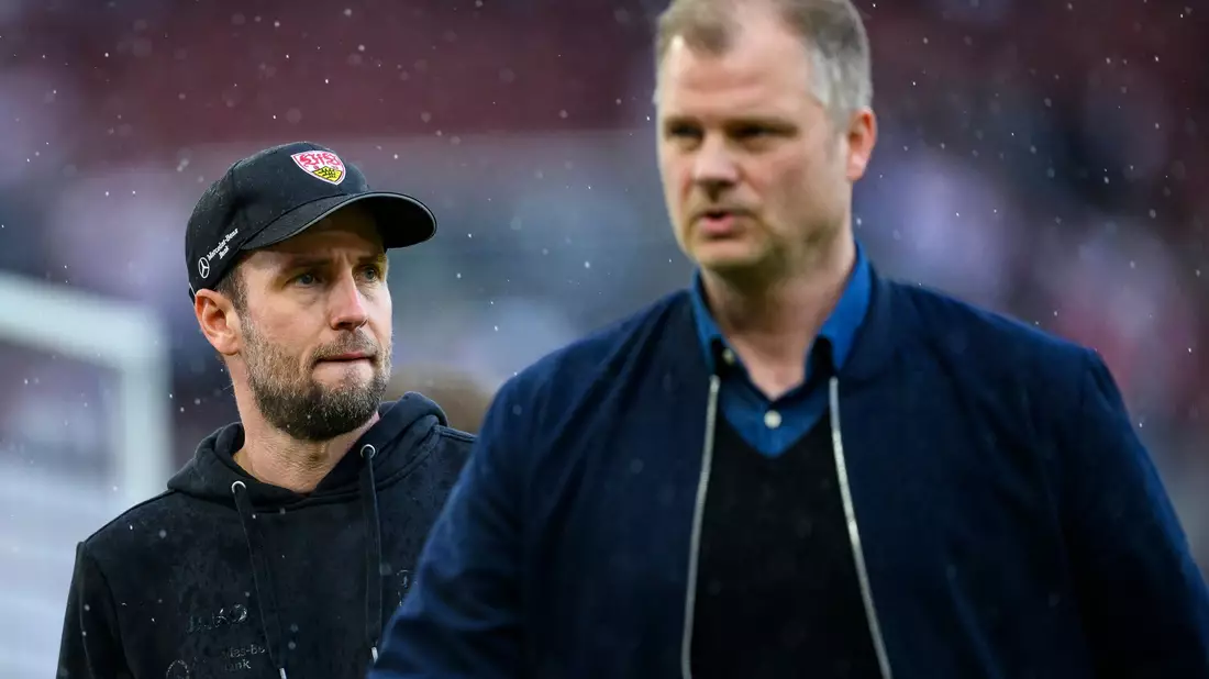 Müssen den Weg in die Relegation antreten: Stuttgarts Trainer Sebastian Hoeneß (l) und  Sportdirektor Fabian Wohlgemuth (r). - Bild: Tom Weller/dpa