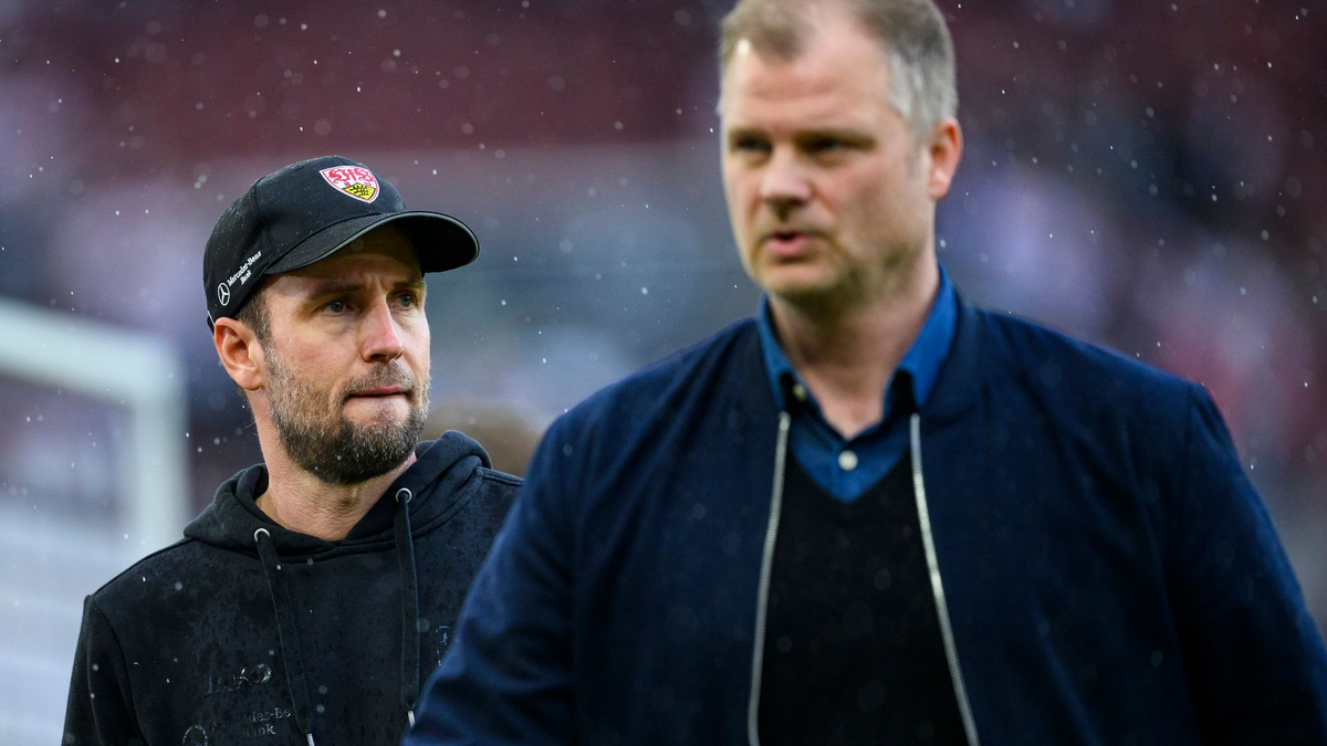 Müssen den Weg in die Relegation antreten: Stuttgarts Trainer Sebastian Hoeneß (l) und  Sportdirektor Fabian Wohlgemuth (r). - Foto: Tom Weller/dpa
