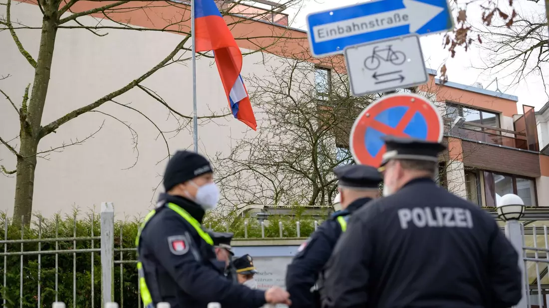 Polizisten stehen vor dem Russischen Generalkonsulat am Feenteich in Hamburg. (Symbolbild) - Bild: Jonas Walzberg/dpa