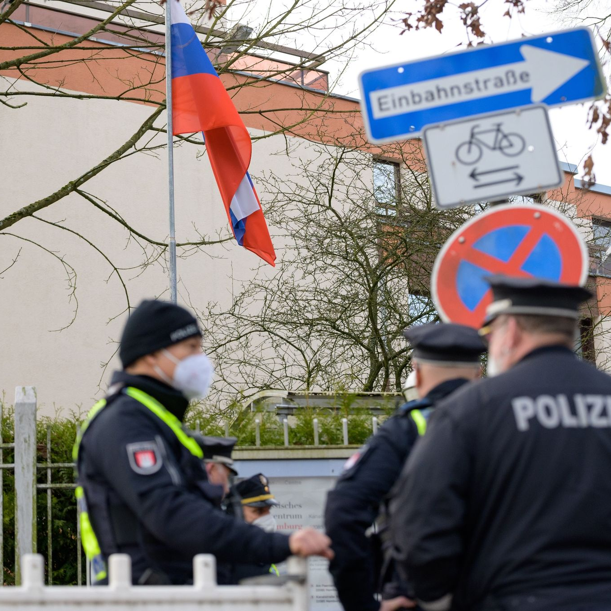 Polizisten stehen vor dem Russischen Generalkonsulat am Feenteich in Hamburg. (Symbolbild) - Foto: Jonas Walzberg/dpa