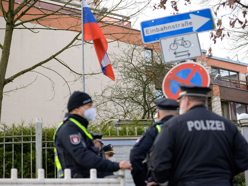 Polizisten stehen vor dem Russischen Generalkonsulat am Feenteich in Hamburg. (Symbolbild) - Foto: Jonas Walzberg/dpa