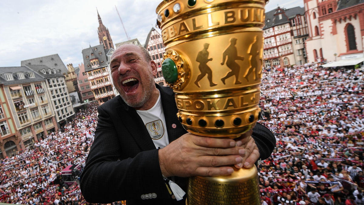 Frankfurts Präsident Peter Fischer hält 2018 den DFB Pokal in den Händen. Nun stehen die Hessen gegen Leipzig erneut im Endspiel. - Foto: Andreas Arnold/dpa