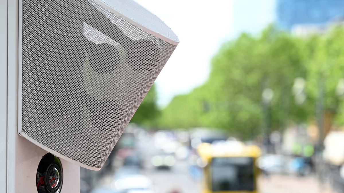 Kamera und Mikrofone sind am Mast auf dem Mittelstreifen des Kurfürstendamms befestigt. - Foto: Jessica Lichetzki/dpa