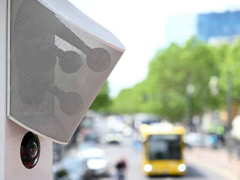 Kamera und Mikrofone sind am Mast auf dem Mittelstreifen des Kurfürstendamms befestigt. - Foto: Jessica Lichetzki/dpa