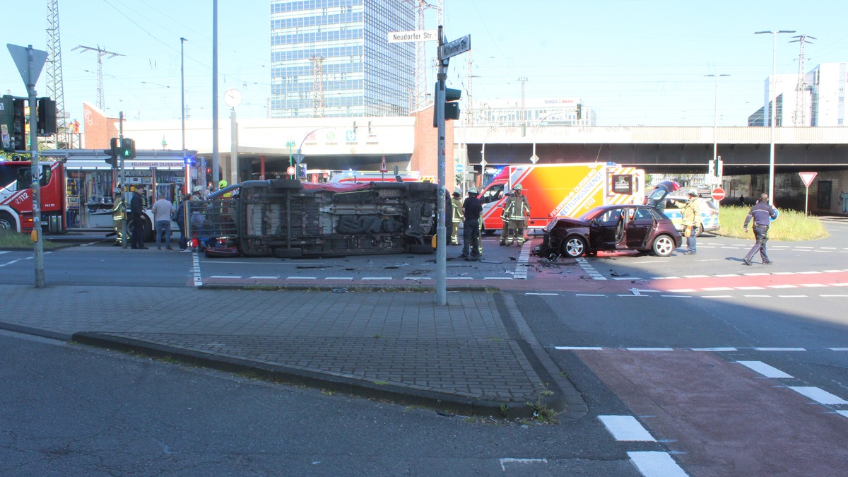 POL-DU: Neudorf: Kollision - Auto landet auf der Seite - Foto: presseportal.de