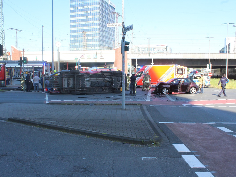 POL-DU: Neudorf: Kollision - Auto landet auf der Seite - Foto: presseportal.de