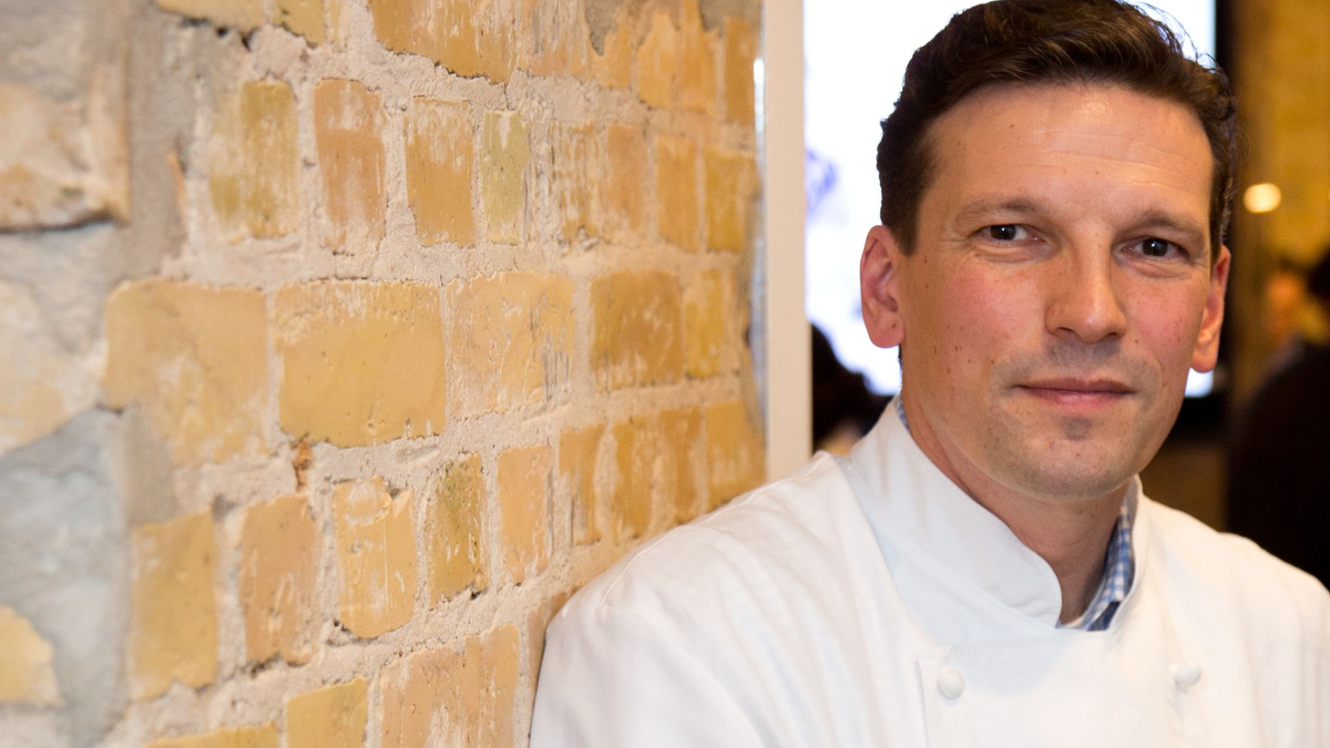 Christian Jürgens ist ein Sternekoch. - Foto: Jörg Carstensen/ dpa