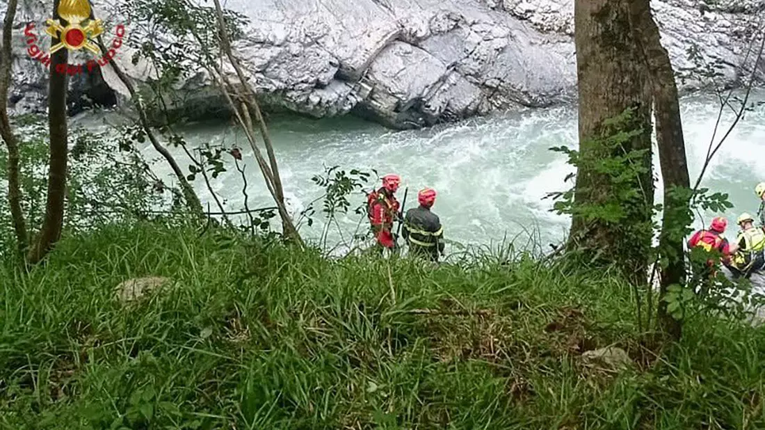 Einsatzkräfte der Feuerwehr und der Bergrettung haben die Teenagerin tot geborgen. - Bild: -/Vigili del Fuoco/dpa