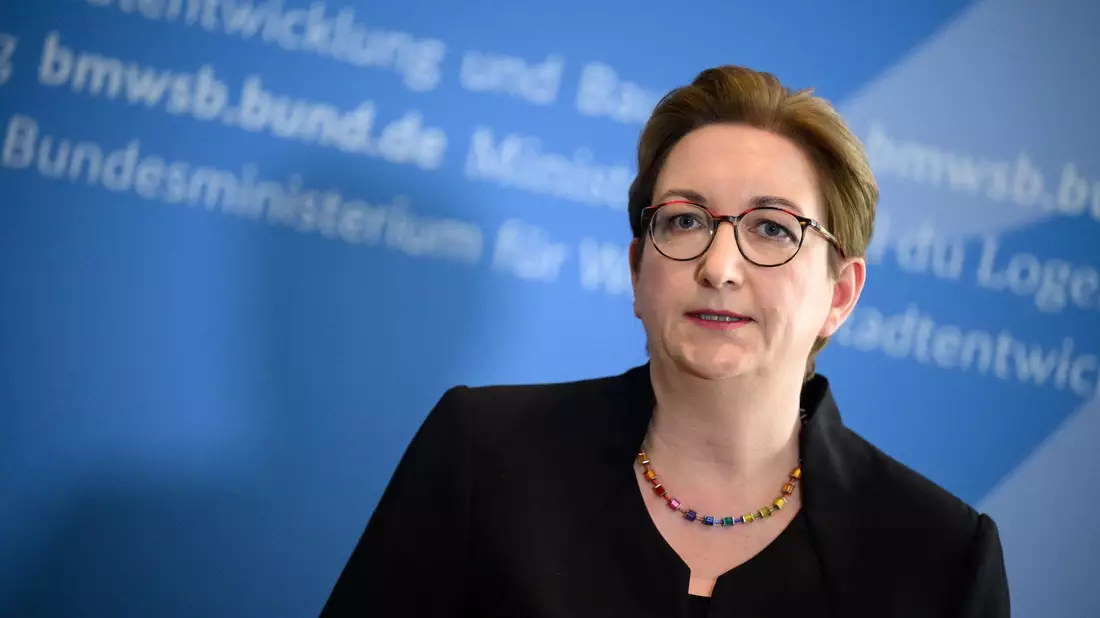 «Wir sollten ein einfaches System entwickeln, das energieeffizientes Bauen, die Nutzung umweltgerechter und recycelter Baumaterialien und flächensparendes Bauen fördert»:  Bundesbauministerin Klara Geywitz. - Bild: Bernd von Jutrczenka/dpa