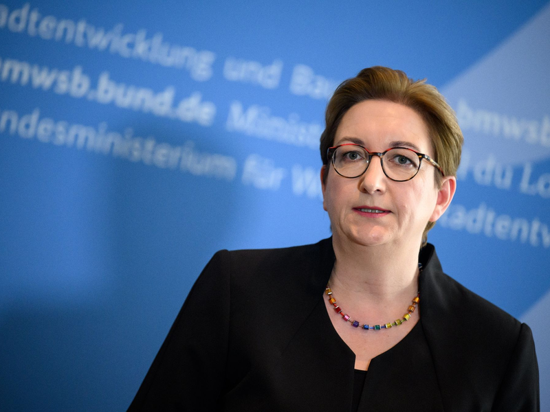 «Wir sollten ein einfaches System entwickeln, das energieeffizientes Bauen, die Nutzung umweltgerechter und recycelter Baumaterialien und flächensparendes Bauen fördert»:  Bundesbauministerin Klara Geywitz. - Foto: Bernd von Jutrczenka/dpa