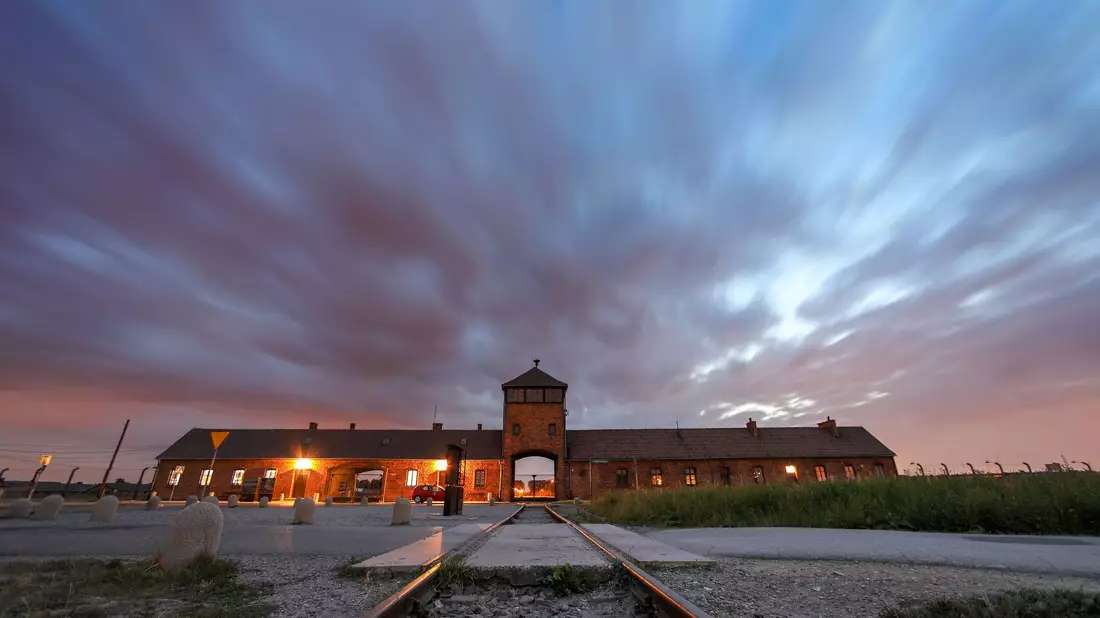 Blick auf das Tor zum früheren Vernichtungsslager Auschwitz-Birkenau. - Bild: Jan Woitas/dpa/Archiv