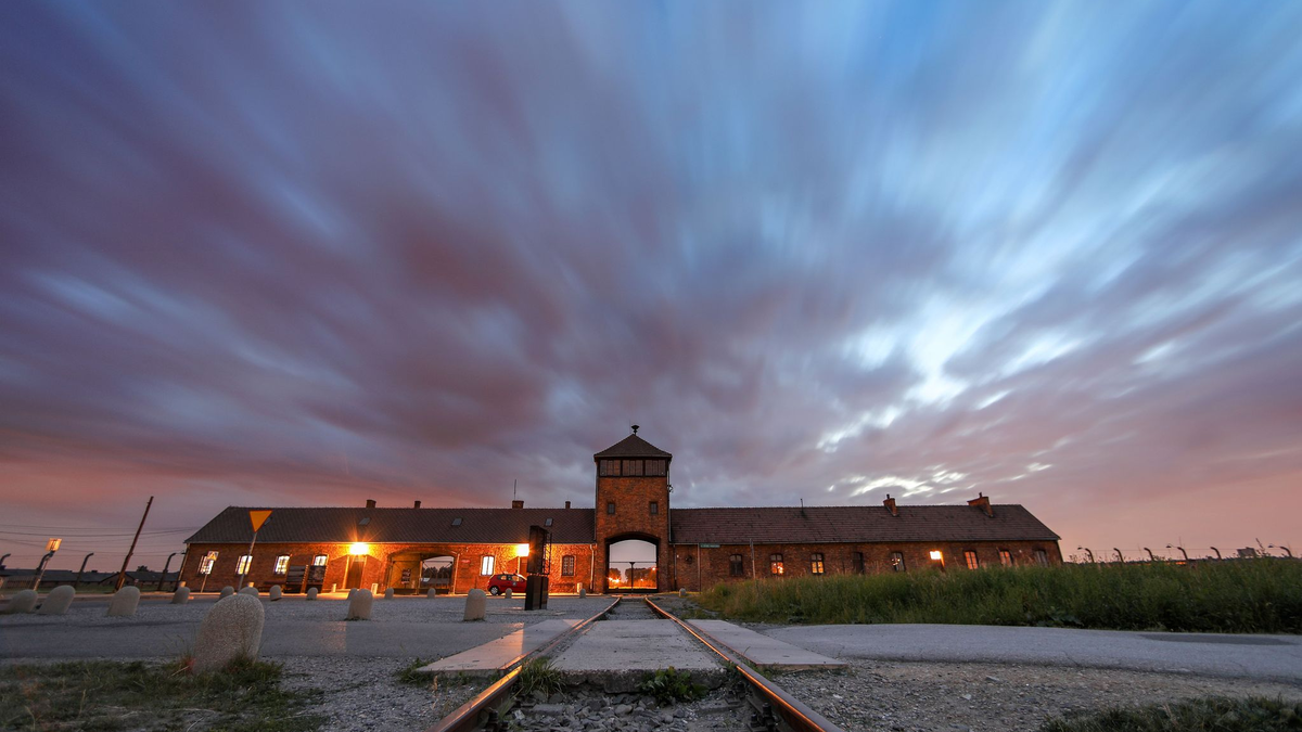 Blick auf das Tor zum früheren Vernichtungsslager Auschwitz-Birkenau. - Foto: Jan Woitas/dpa/Archiv