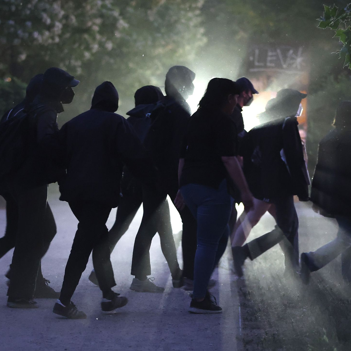 Demonstranten aus dem linken Spektrum protestieren in Leipzig. - Foto: Jan Woitas/dpa