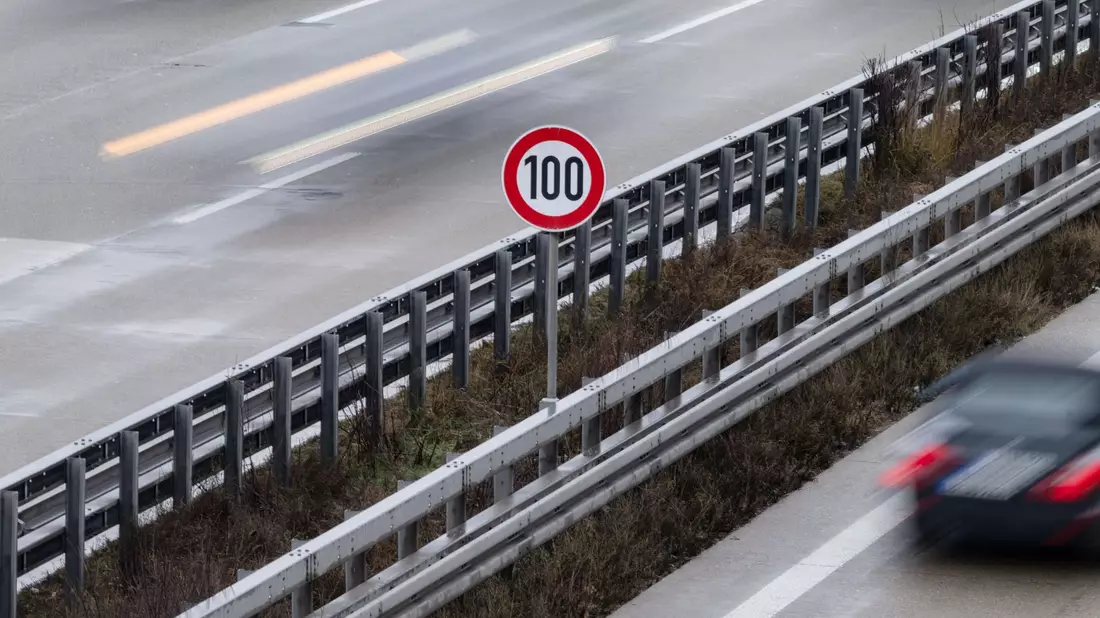 Ein Tempo-100 Schild steht auf einem Mittelstreifen (Symbolbild). - Bild: Marijan Murat/dpa