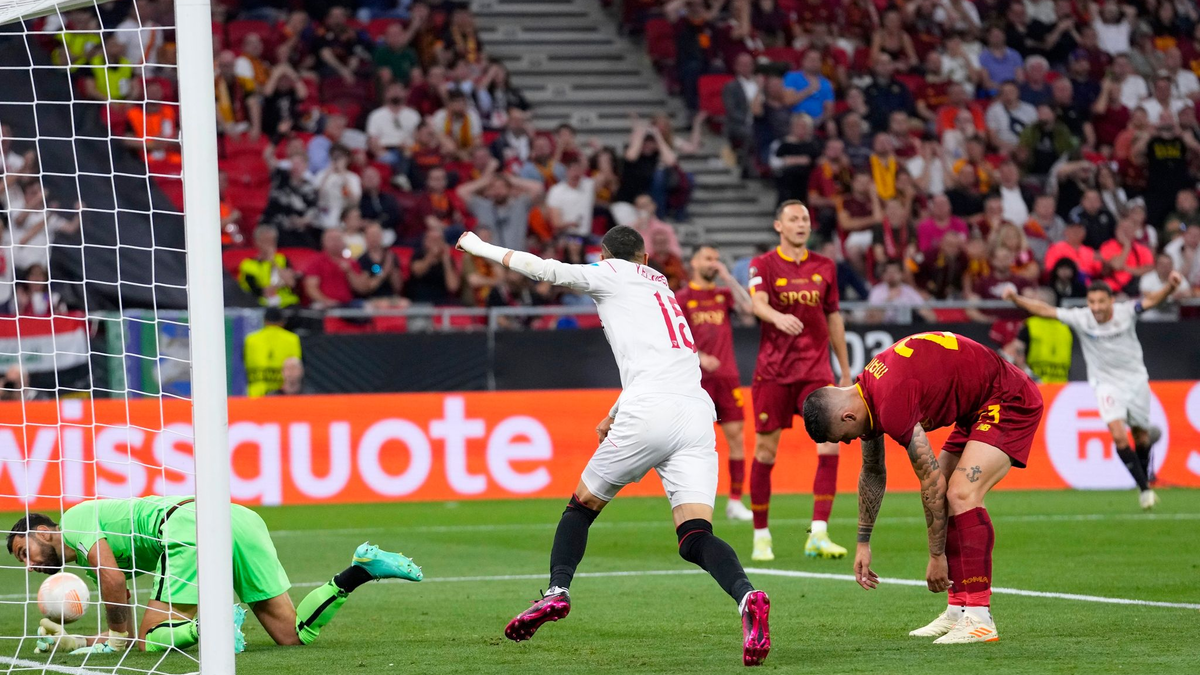 Lucas Ocampos (M) jubelt, während Gianluca Mancini (r) sein Eigentor zum 1:1-Ausgleich betrauert. - Foto: Petr David Josek/AP