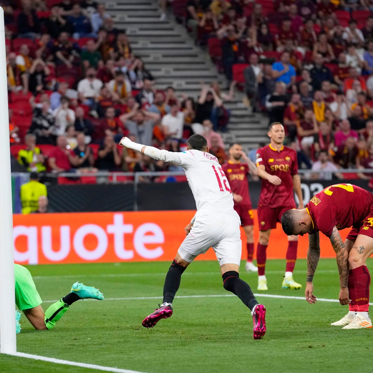 Lucas Ocampos (M) jubelt, während Gianluca Mancini (r) sein Eigentor zum 1:1-Ausgleich betrauert. - Foto: Petr David Josek/AP