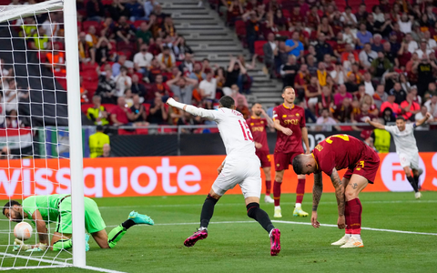 Lucas Ocampos (M) jubelt, während Gianluca Mancini (r) sein Eigentor zum 1:1-Ausgleich betrauert. - Foto: Petr David Josek/AP