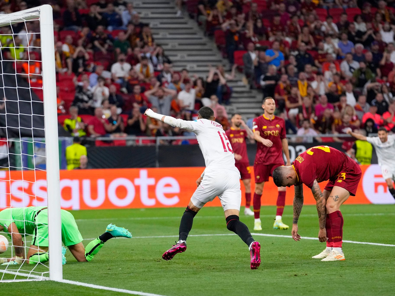 Lucas Ocampos (M) jubelt, während Gianluca Mancini (r) sein Eigentor zum 1:1-Ausgleich betrauert. - Foto: Petr David Josek/AP