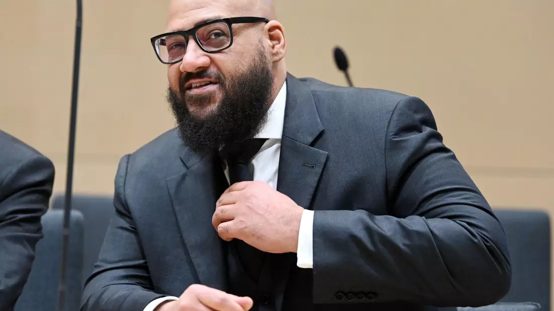Der Komponist und Produzent Moses Pelham wartet im Bundesgerichtshof (BGH) auf den Beginn seiner Verhandlung. - Bild: Uli Deck/dpa