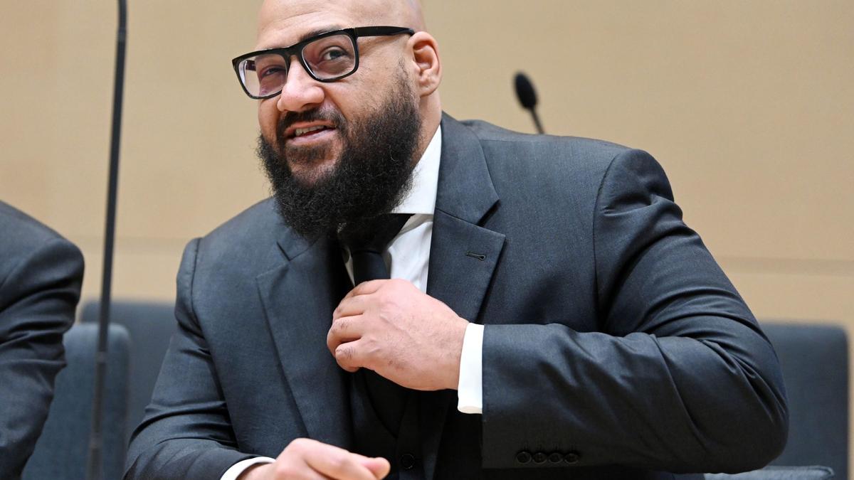 Der Komponist und Produzent Moses Pelham wartet im Bundesgerichtshof (BGH) auf den Beginn seiner Verhandlung. - Foto: Uli Deck/dpa