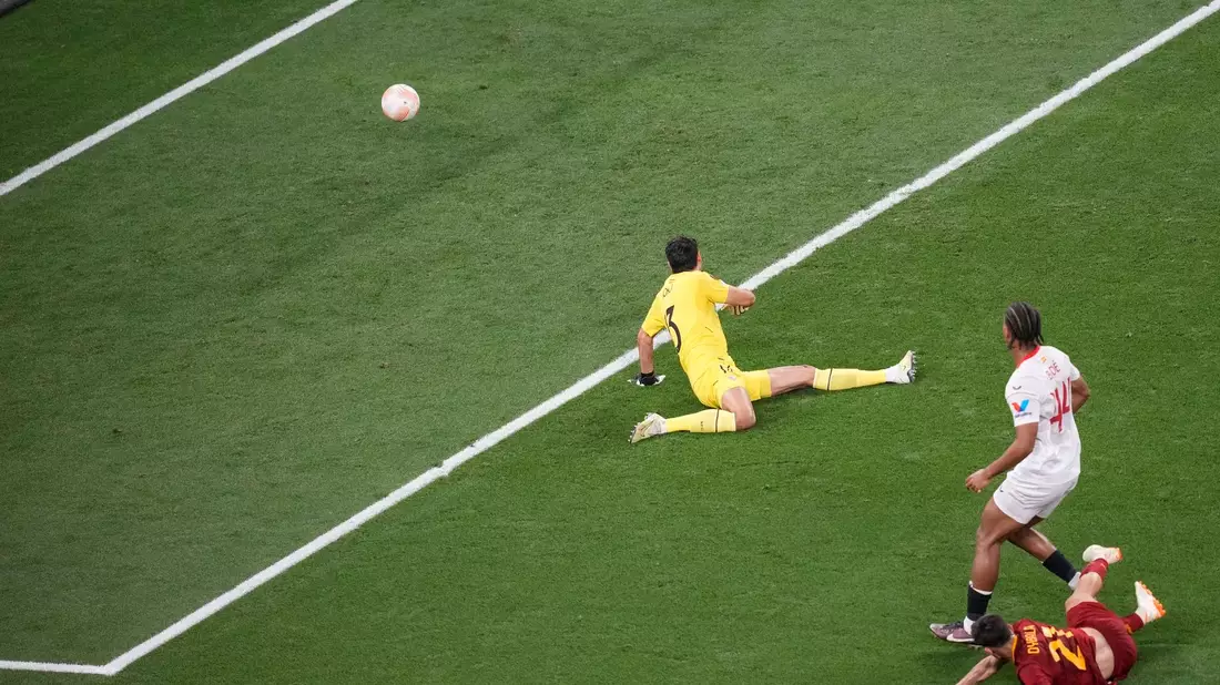 Im Fallen schiebt Weltmeister Paulo Dybala (r) den Ball zum 1:0 an Bounou (l) vorbei ins Tor. - Bild: Darko Vojinovic/AP